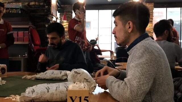 Kafe işletmecisi, öğrencilere destek amaçlı çekirdek çitleme yarışması düzenledi