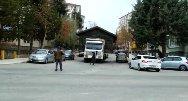Kemal Sunal'ın 'Gülen Adam' filmi gerçek oldu, evi kamyonla taşıdı