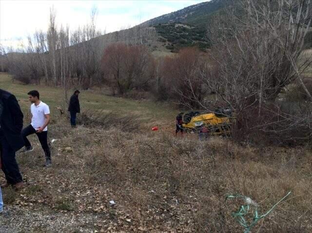 Lastiği patlayan hafif ticari araç devrildi: 1 ölü, 5 yaralı