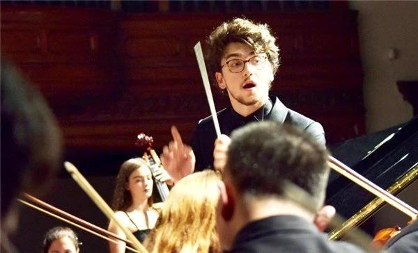 Türkiye'nin en genç orkestra şefi Onur Tahmaz: Bana şunu yapamazsın deyin, ben gidip yapayım