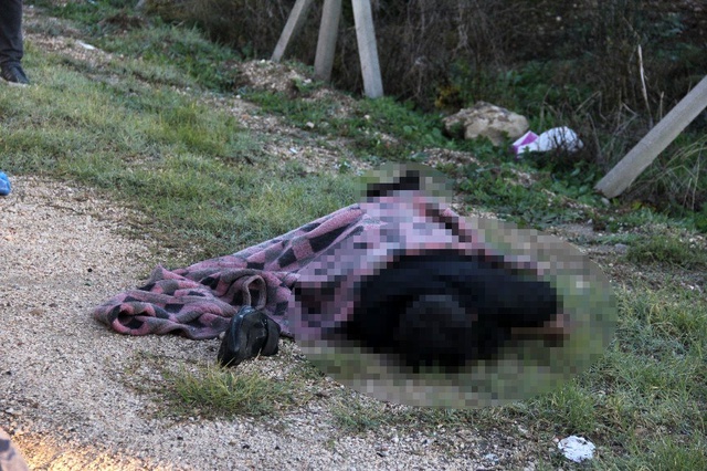 Çalışma arkadaşları, intihar eden arkadaşlarını battaniyeye sarıp yol kenarına attı