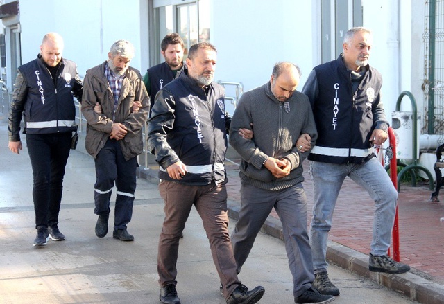 Çalışma arkadaşları, intihar eden arkadaşlarını battaniyeye sarıp yol kenarına attı