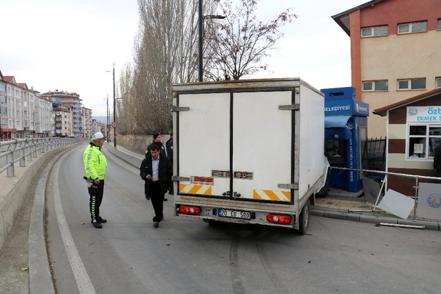 Ehliyetsiz genç, karıştığı kazanın ardından gözyaşlarına boğuldu