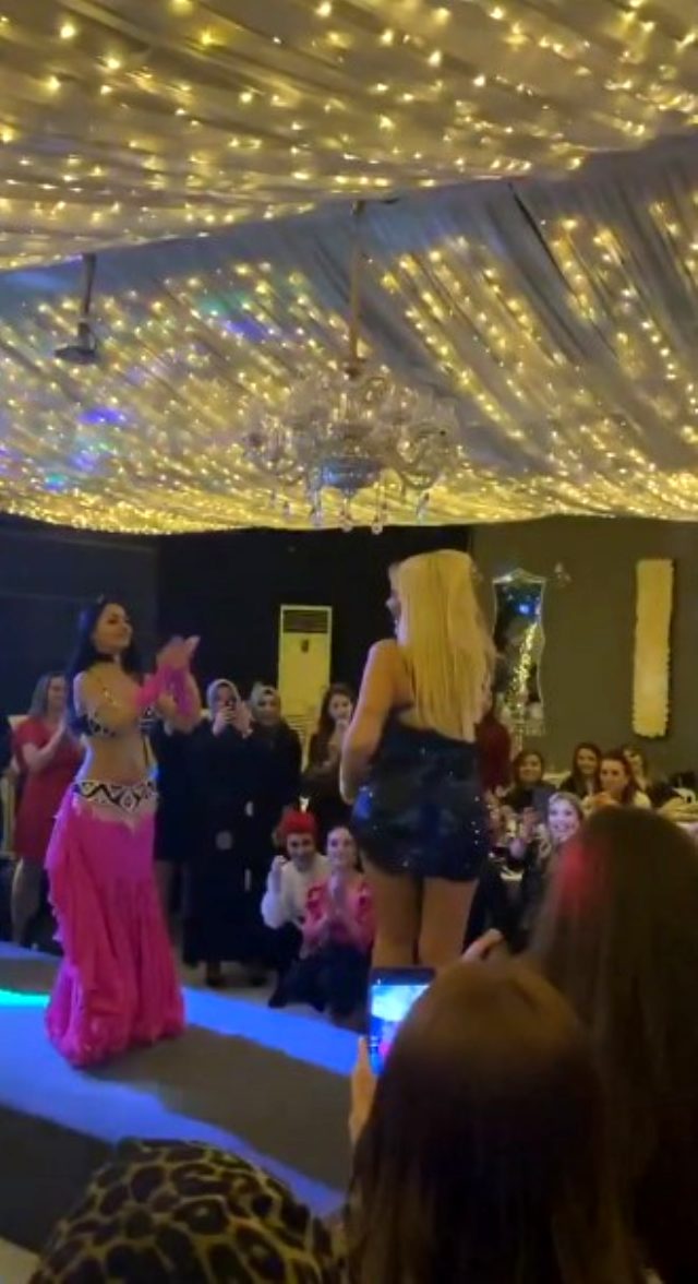 Fenomen Selin Ciğerci, mini elbisesiyle kalça dansı yaptı