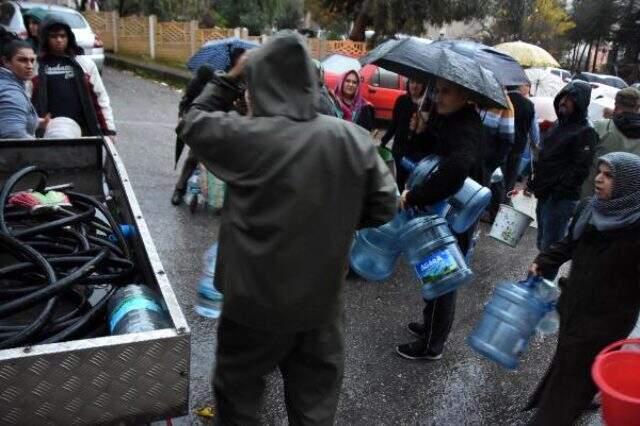 İzmir'de 60 saatlik su kesintisi vatandaşlar için çileye döndü