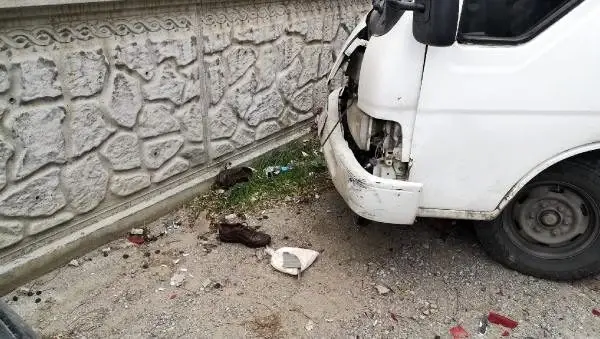 Yol kenarında yürüyen çifte kamyonet çarptı bir kişi hayatını kaybetti