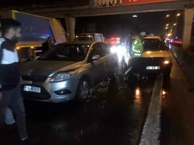 Kaza yapan aracı izleyen 5 otomobil sürücüsü, zincirleme kazaya neden oldu