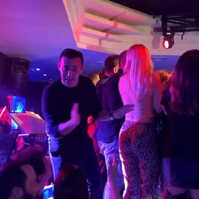 Şarkıcı Mustafa Sandal'ın Aleyna Tilki'nin arkasından yaptığı hareket dikkat çekti Şarkıcı Mustafa Sandal'ın Aleyna Tilki'nin arkasından yaptığı hareket dikkat çekti