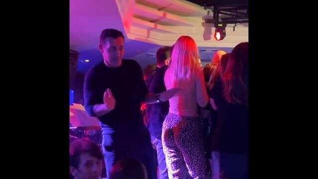 Şarkıcı Mustafa Sandal'ın Aleyna Tilki'nin arkasından yaptığı hareket dikkat çekti Şarkıcı Mustafa Sandal'ın Aleyna Tilki'nin arkasından yaptığı hareket dikkat çekti