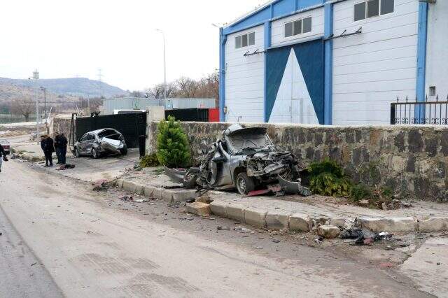 Freni boşalan tır beş aracı biçti Freni boşalan tır beş aracı biçti