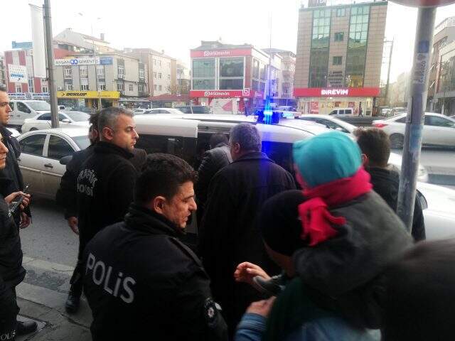 İstanbul'da banka soygunu girişimi! Çevreye kurşun yağdırdı <a class='keyword-sd' href='/istanbul/' title='İstanbul'>İstanbul</a>'da banka soygunu girişimi! Çevreye kurşun yağdırdı