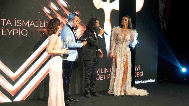 Şarkıcı Genta İsmajli, kıyafetiyle ödül törenine damga vurdu