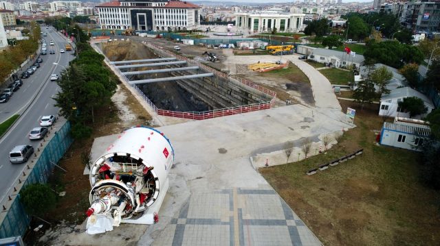 Yeniden başlayan metro hattı çalışmasında, tünel açma makinesi şantiye alanına indirilemedi