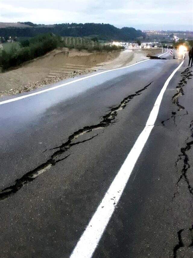 Adana'da 2 gündür devam eden sağanak yağış sonrası kent sular altında kaldı Adana'da 2 gündür devam eden sağanak yağış sonrası kent sular altında kaldı