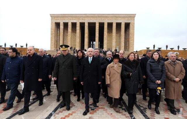 CHP, 46. ölüm yıl dönümünde İsmet İnönü'nün mezarını ziyaret etti