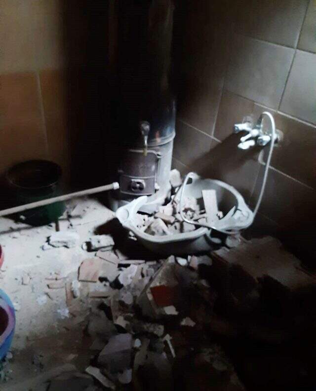 Çorum'da yamaçtan kopan kayalar iki eve isabet etti Çorum'da yamaçtan kopan kayalar iki eve isabet etti