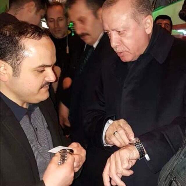 Cumhurbaşkanı Erdoğan iki yıl önce saat tamircisine verdiği sözü tuttu ve tamirciye saat hediye etti