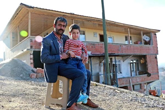 Evi yanınca gözyaşlarına boğulan babanın imdadına hayırseverler yetişti
