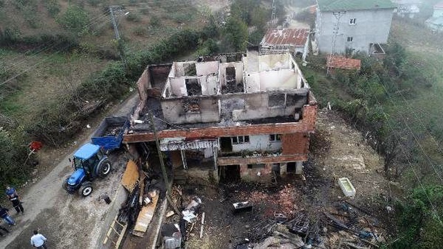 Evi yanınca gözyaşlarına boğulan babanın imdadına hayırseverler yetişti