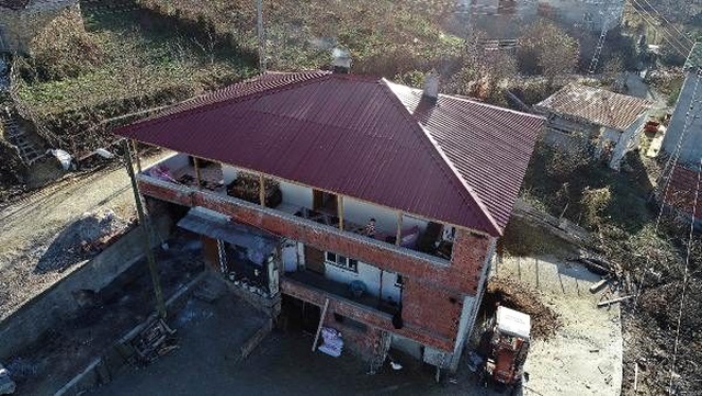 Evi yanınca gözyaşlarına boğulan babanın imdadına hayırseverler yetişti
