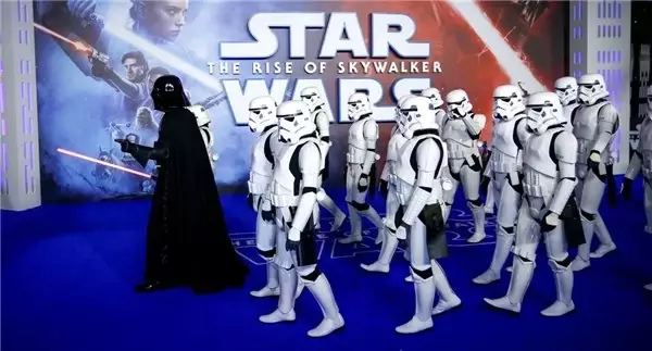 Film Sırasında Telefonla Oynayan Seyirciye Yumruk Attı