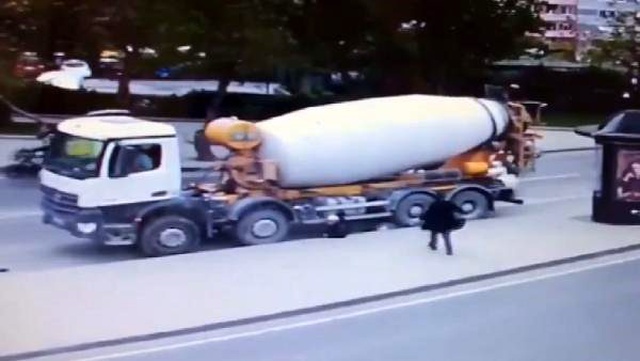 İstanbul'da iki kardeş beton mikserinin çarpması sonucu hayatını kaybetti