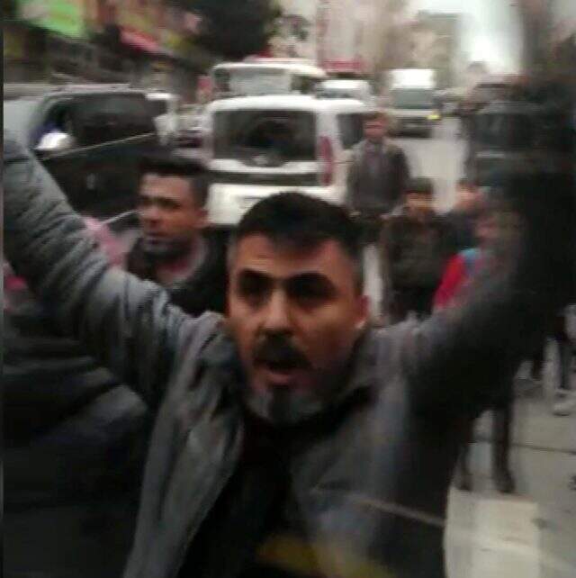  <a class='keyword-sd' href='/istanbul/' title='İstanbul'>İstanbul</a>'da İETT otobüsünün önünü kesen bir grup, şoförü darp etmek istedi!
