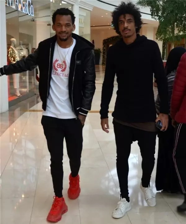 Jailson, Luiz Gustavo ve Garry Rodrigues'den galibiyet kutlaması