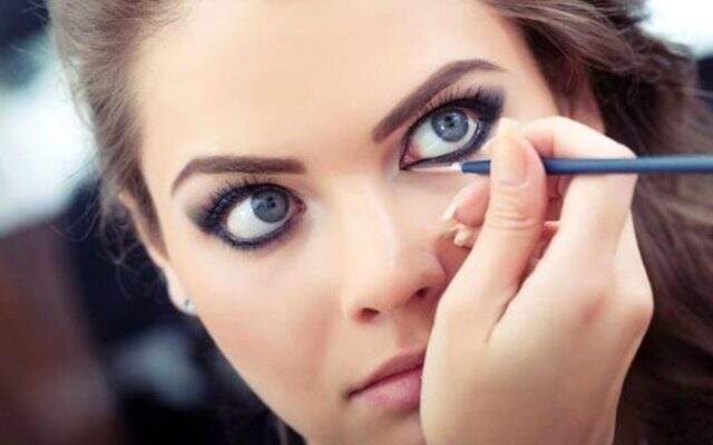 Makyaj yaparken göz sağlığınıza dikkat! Makyaj yaparken göz sağlığınıza dikkat!