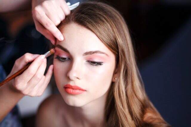 Makyaj yaparken göz sağlığınıza dikkat! Makyaj yaparken göz sağlığınıza dikkat!