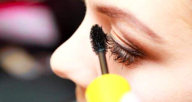 Makyaj yaparken göz sağlığınıza dikkat! Makyaj yaparken göz sağlığınıza dikkat!
