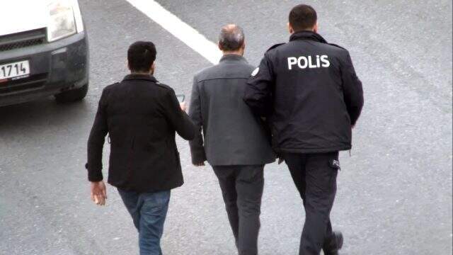 Otoyolda intihar girişiminde bulunan adama, çevredeki bir kadından tepki çeken sitem Otoyolda intihar girişiminde bulunan adama, çevredeki bir kadından tepki çeken sitem