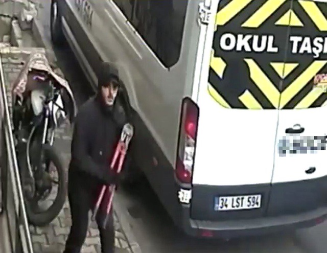 Hırsız kimse yokmuş gibi motosikleti çaldı