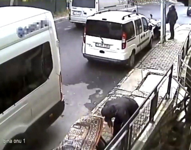 Hırsız kimse yokmuş gibi motosikleti çaldı