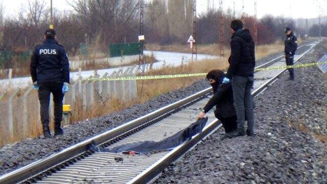 Raylarda ölü bulunan kadının üzerinden 10 yük treni geçmiş Raylarda ölü bulunan kadının üzerinden 10 yük treni geçmiş