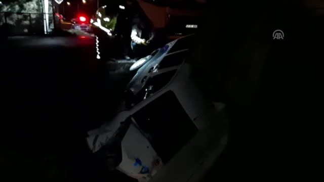 Durdurulmak istenen otomobil polis aracına çarptı ikisi polis üç kişi yaralandı