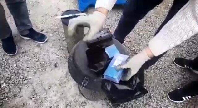 TIR'IN gizli bölmelerinden 3 bin kaçak sigara ve cep telefonları çıktı TIR'IN gizli bölmelerinden 3 bin kaçak sigara ve cep telefonları çıktı