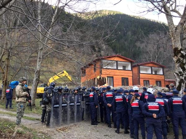 Yanlışlıkla yıkıldığı iddia edilen bina da kaçak çıktı
