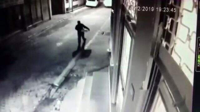 Vicdansızlık kamerada! Bebeğini apartmanın önüne bırakıp gitti