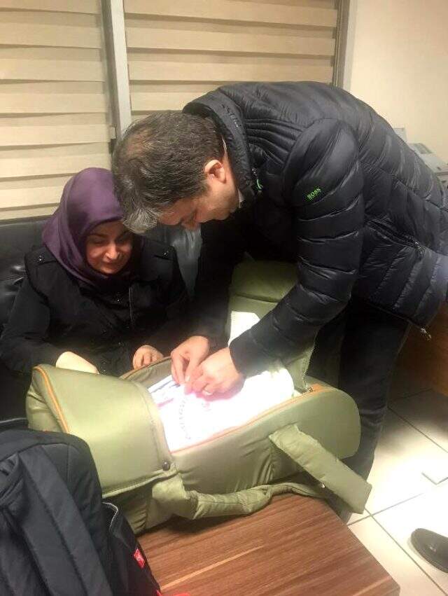 Vicdansızlık kamerada! Bebeğini apartmanın önüne bırakıp gitti