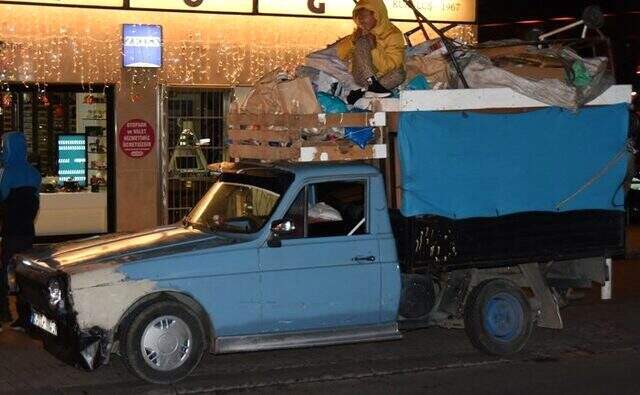 Yasak Elma'nın Yıldız'ı Eda Ece sokakta gördüğü küçük kıza mont aldı