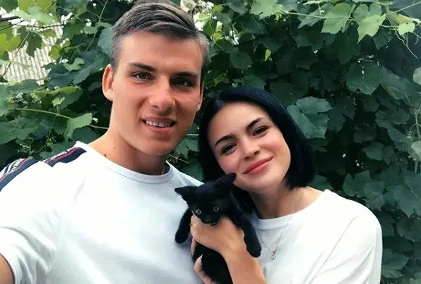 Andrey Lunin, sahanın ortasında sevgilisine evlenme teklif etti