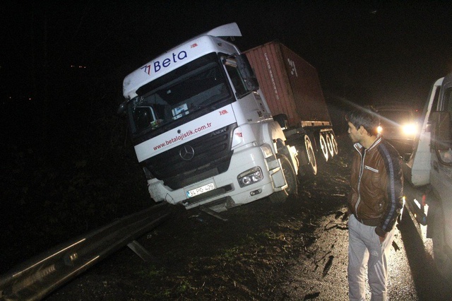 Aracını kontrol etmek için TEM'de duran kurtarıcı şoförüne arkadan gelen TIR çarptı