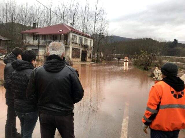 Bartın dere taştı, bartın- kastamonu yolu ulaşıma kapandı Dere taştı, Bartın-Kastamonu yolu ulaşıma kapandı