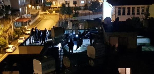 Üç katlı binanın damında erkek cesedi bulundu