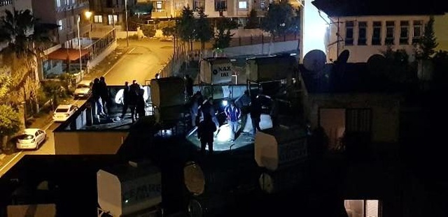 Üç katlı binanın damında erkek cesedi bulundu