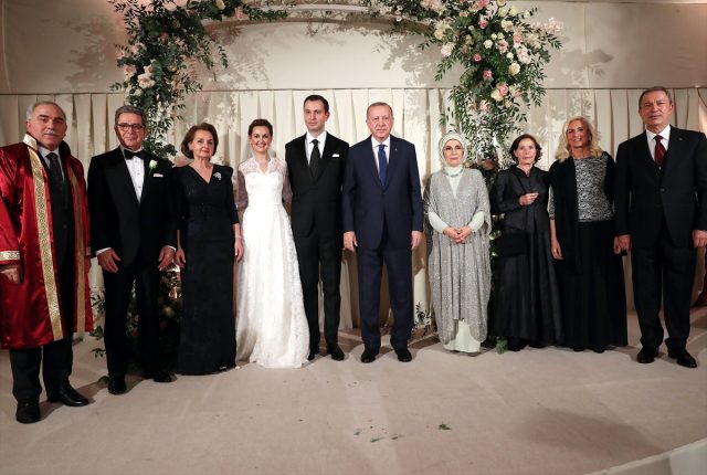 Erdoğan'ın şahitlik yaptığı Hulisi Akar'ın oğlunun nikah töreninde, dikkatlerden kaçmayan davetiye detayı