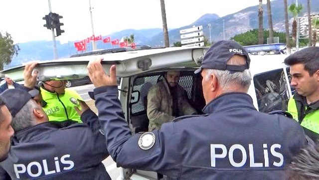 Yabancı uyruklu şahıs, genç kadını çelme takarak yere düşürdü