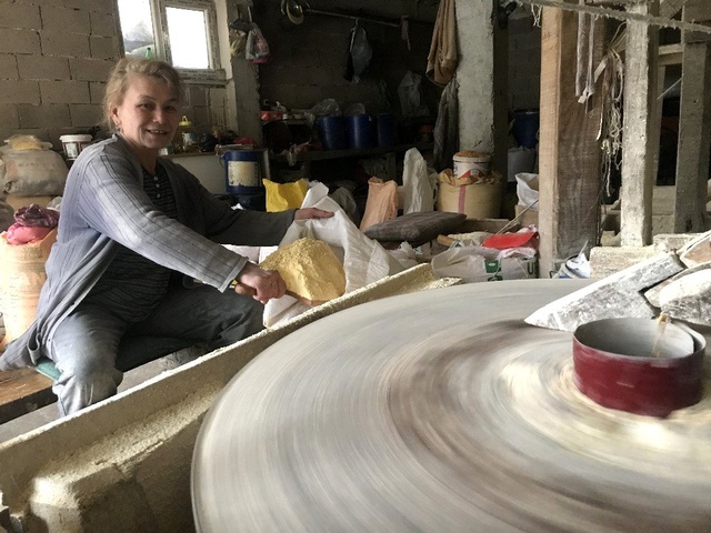 Karı koca bir asırlık geleneği yaşatmaya çalışıyorlar