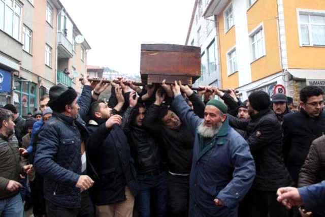 Osmanlı'nın son ulemalarından olan emekli imam, gözyaşları içinde türbeye defnedildi